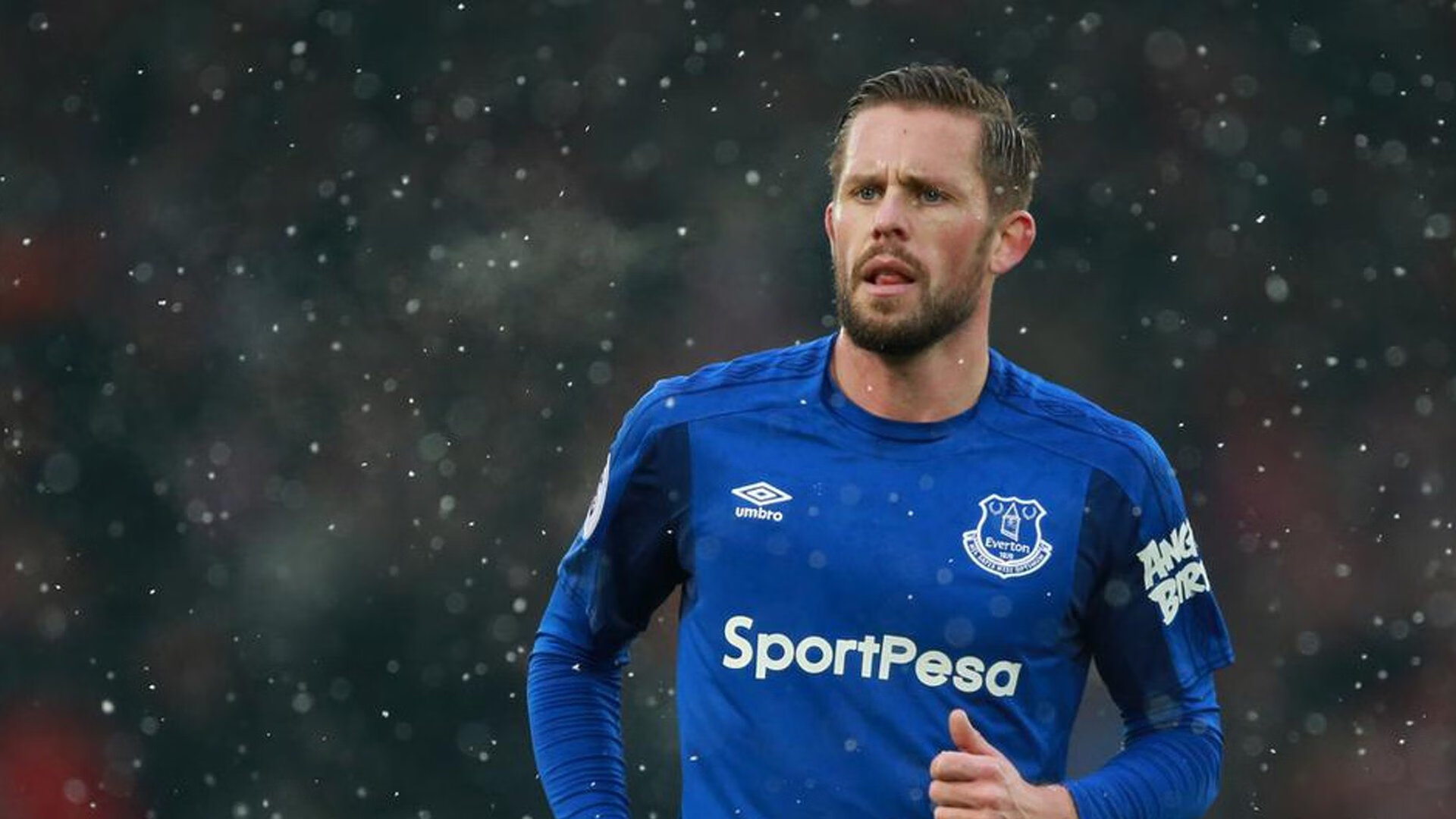 2026年F1年度收官战 雨战混乱中冷门车队首夺分站冠军